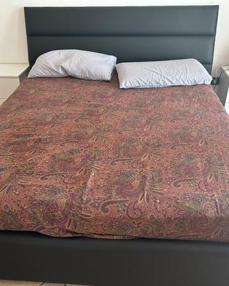 Letto matrimonuale e comodini