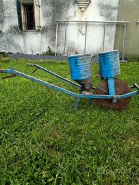 Vecchia carriola seminatrice