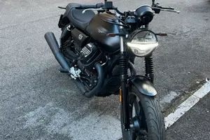 Moto Guzzi V7 stone