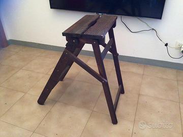 Scala a due gradini in legno marrone