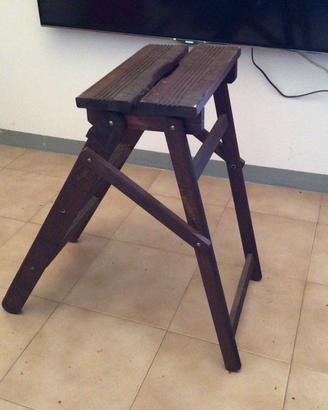 Scala a due gradini in legno marrone