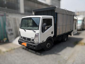 autocarro Nissan NT 400 con sponda idraulica  2017