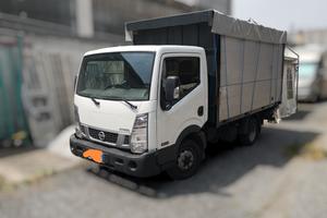 autocarro Nissan NT 400 con sponda idraulica  2017