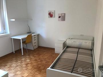 Singola in centro, solo universitari