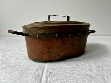 Casseruola ovale antica in rame con coperchio e ma