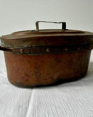 Casseruola ovale antica in rame con coperchio e ma