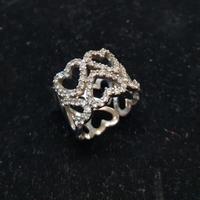 Anello a fascia con cuori