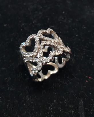 Anello a fascia con cuori