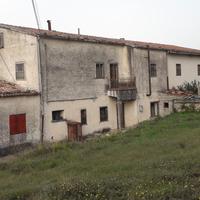 Ampia casa con annessi e terreni