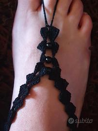 Cavigliere, sandali a piedi nudi, polsini



