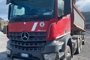 Autoarticolato mezzo d'opera Mercedes