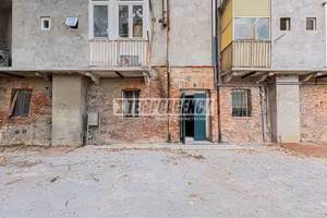 IMMOBILE RISTRUTTURATO CON POSTI AUTO A DUE PASSI