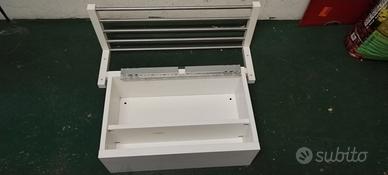 Attaccapanni e comodino da muro