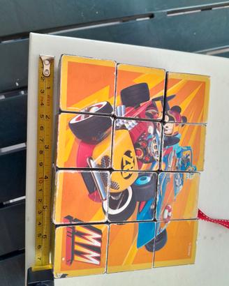 Cubo con immagini di Mickey Mouse in versione pilo