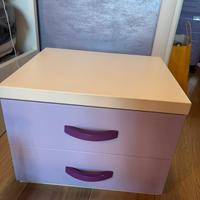 Scrivania con sedia e comodino