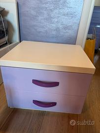 Scrivania con sedia e comodino