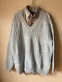 Maglioncino azzurro con camicia abbinata uomo