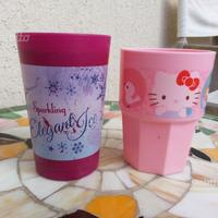 Piatti e bicchieri di plastica