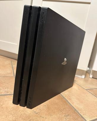 PS4 Pro con vari accessori