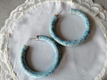 Orecchini donna celesti a cerchio.