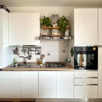 Cucina bianca completa di elettrodomestici