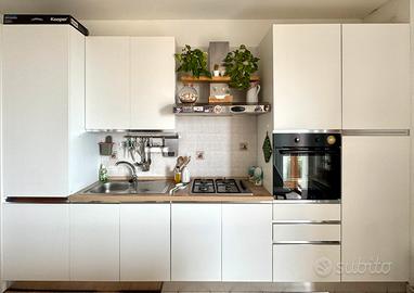 Cucina bianca completa di elettrodomestici