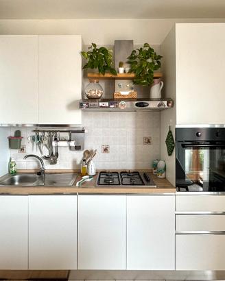 Cucina bianca completa di elettrodomestici