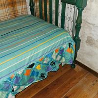 letto in legno color ottanio per camera ragazza