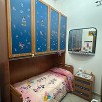 Cameretta per bambini con comodino e scrivania