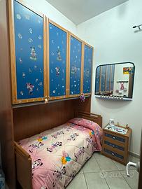 Cameretta per bambini con comodino e scrivania