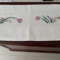 Due asciugamani  ricamati  a mano.  Mai usati