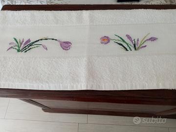 Due asciugamani  ricamati  a mano.  Mai usati