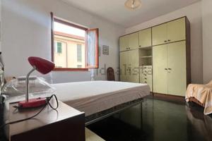 Camera singola arredata in appartamento condiviso