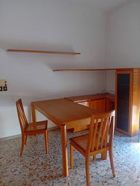 Set completo in legno massello – tavolo, sedie e m