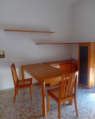 Set completo in legno massello – tavolo, sedie e m