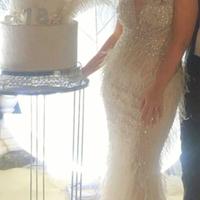 Abito da cerimonia elegante con piume e strass 