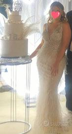 Abito da cerimonia elegante con piume e strass 