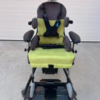 Sedia a rotelle pasiva alzabile con tavolino