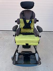 Sedia a rotelle pasiva alzabile con tavolino