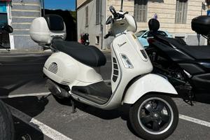 vespa 300 gts