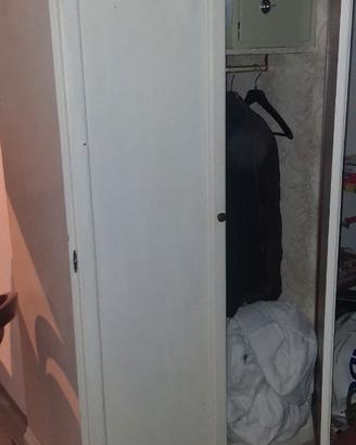 Armadio in legno con cassaforte