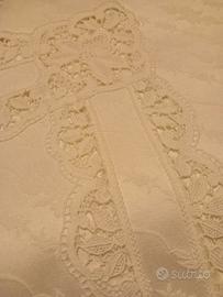 Copriletto matrimoniale bianco con preziosi ricami