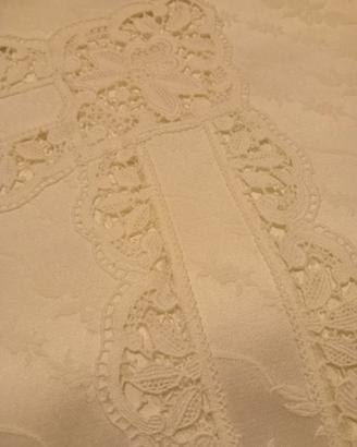 Copriletto matrimoniale bianco con preziosi ricami
