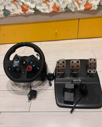 Volante loghitech g29 per ps4 e ps5 con pedaliera.