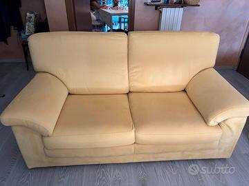 Due divani in alcantara gialla sfoderabili