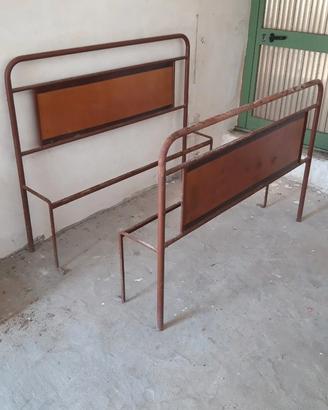 Letto antico in ferro a una piazza e mezza