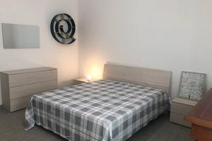 Zona Policlinico stanza matrimoniale arredata