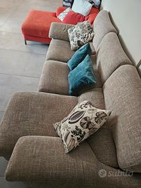 Divano beige con sedute scorrevoli