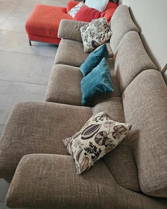 Divano beige con sedute scorrevoli