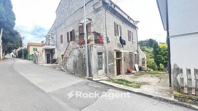 CASA INDIPENDENTE CON TERRENO E RENDITA LOCATIVA